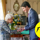 Imagen para el artículo titulado Esa foto viral de la reina Isabel dándole la mano a Justin Trudeau es totalmente falsa